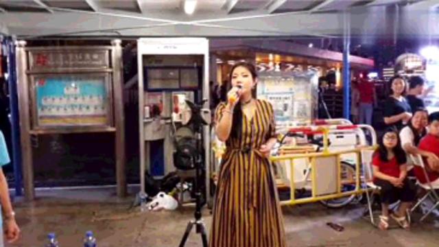 流浪歌手翻唱网络红歌《做你的爱人》独特的嗓