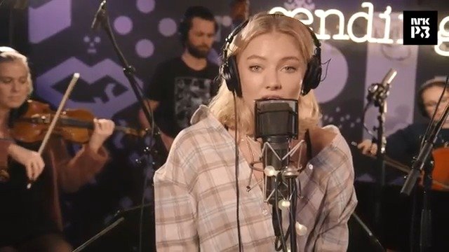 挪威流行女声astrid s做客nrk音乐现场带来ariana grande热单《thank