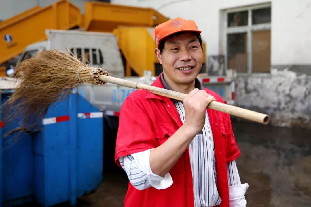或许在你的印象中, 环卫工人的身上总是沾满尘土, 手上布满老茧.