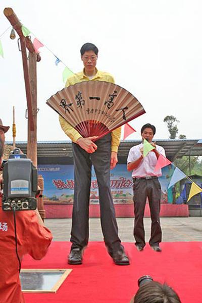 比姚明还高16cm的亚洲第一巨人!结婚19年仍没能怀孕,娇妻很无奈