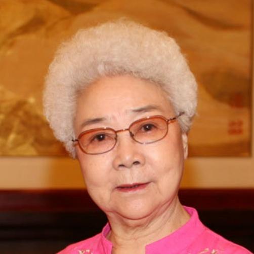 田华生于河北唐县的落后山村,原名刘天花.