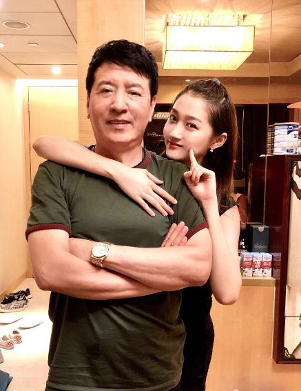 20日下午,关少曾晒出和女儿关晓彤的合影,感慨表示与女儿在一起很开心