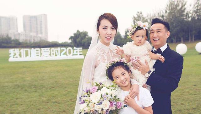 何炅主持的五对明星婚礼张杰谢娜的最感人而最后一对很扎心