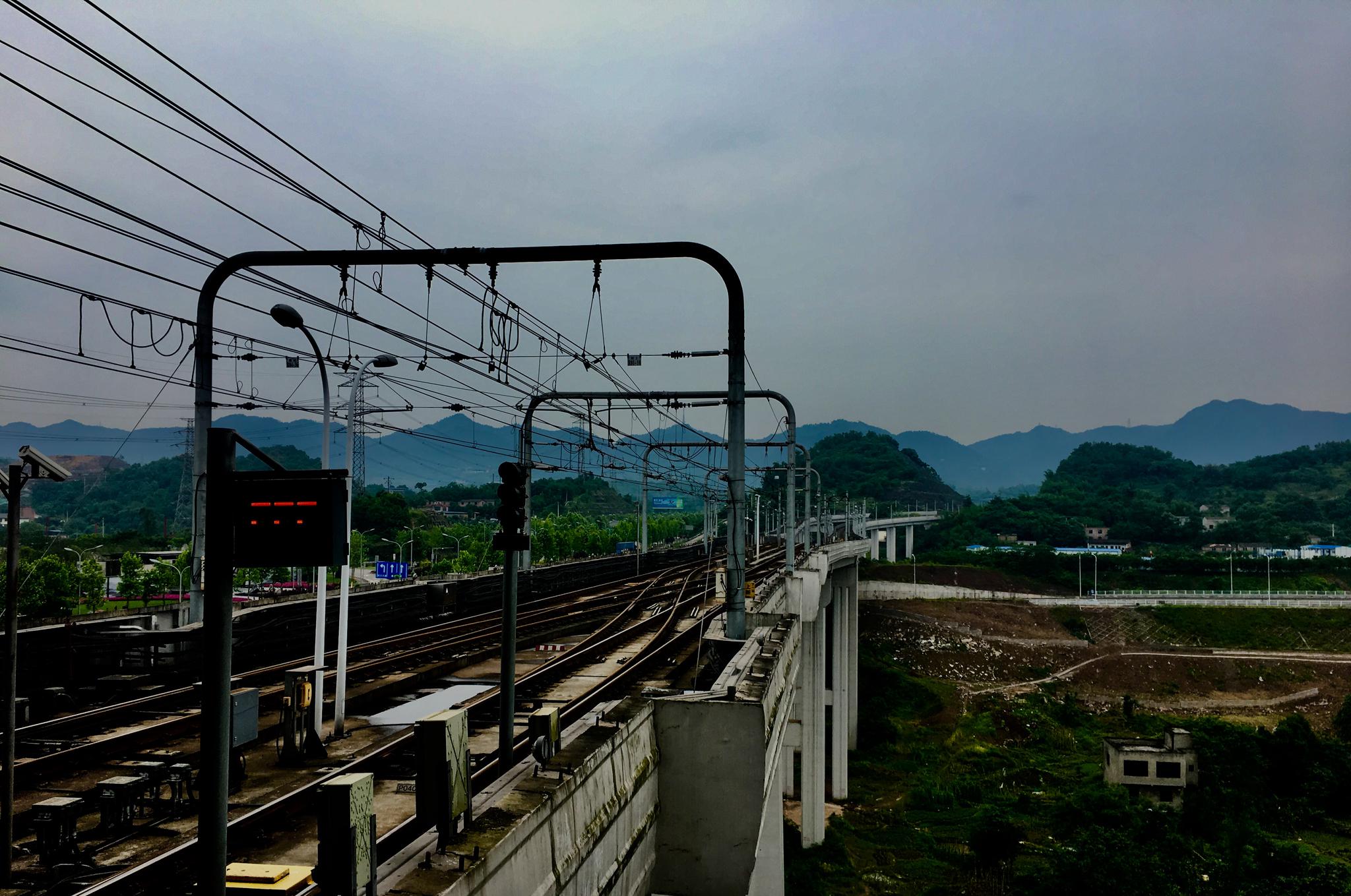 李子坝轻轨站之后刘家坪轻轨站 一座高架侧式水上轻轨站 牛不?