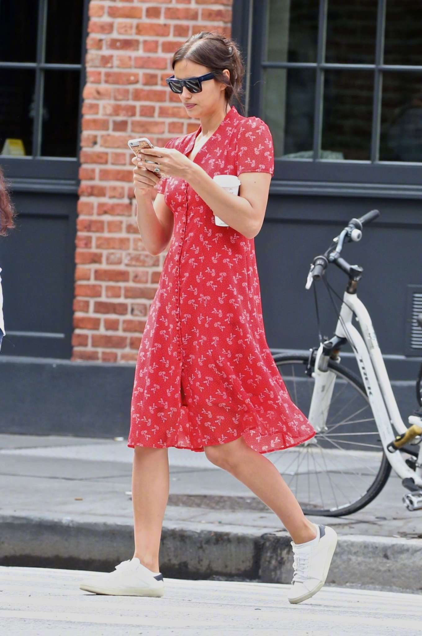 伊莉娜·沙伊克irina shayk身穿the kooples红色连衣裙