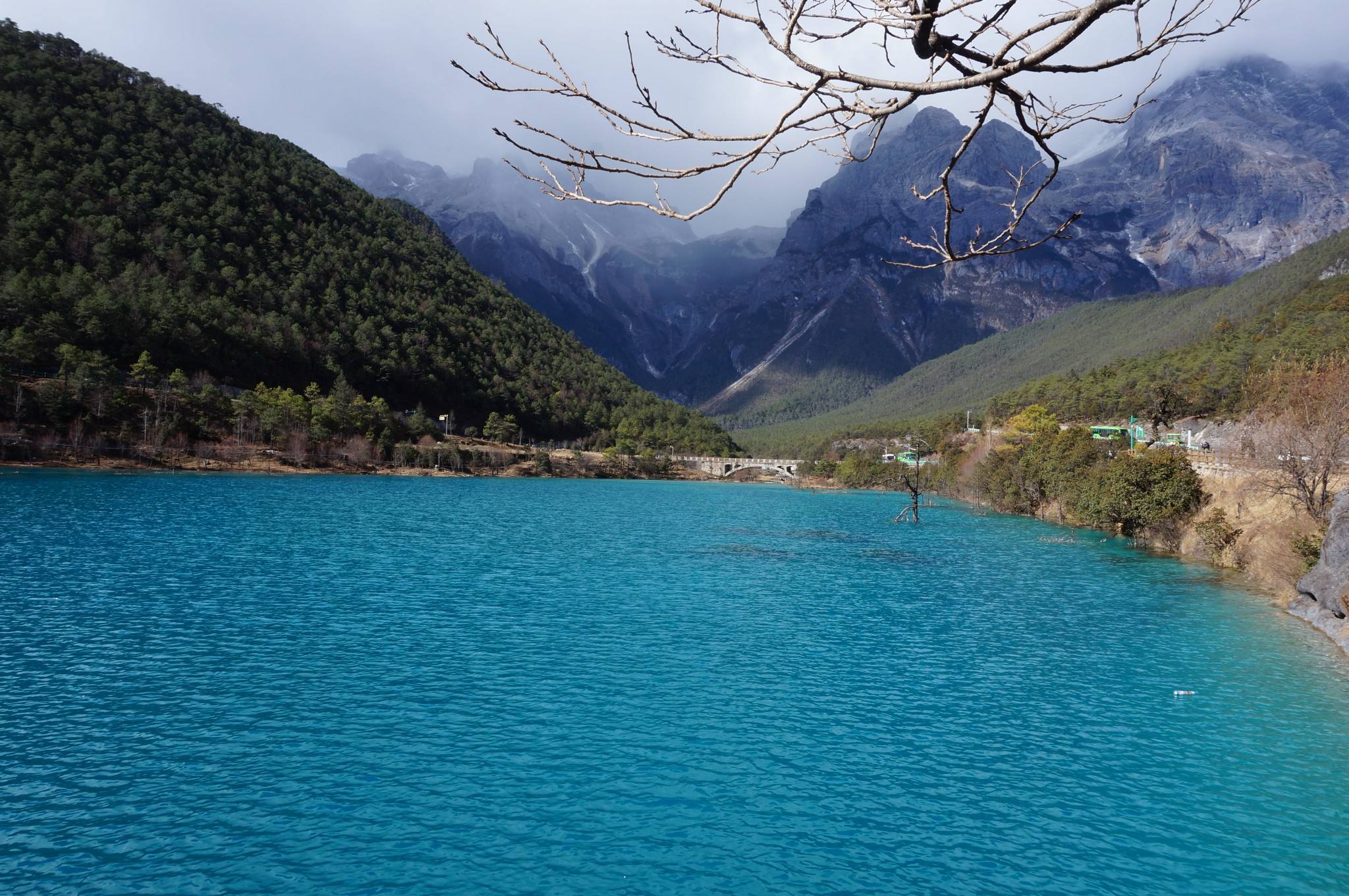 蓝月谷又叫白水河像一轮弯月镶嵌在丽江玉龙雪山下