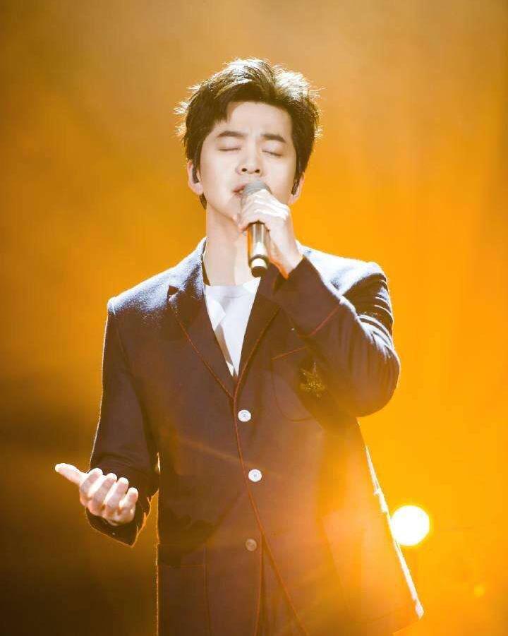 但他的室友,同学都是轻轻松松八九十分,于是他就把注意力转移到唱歌