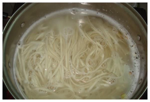 面条下锅用冷水还是热水很多人做错了难怪面条糊在一起