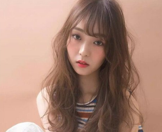 中长发烫什么发型好看?高人气微卷烫发好看又显脸小!