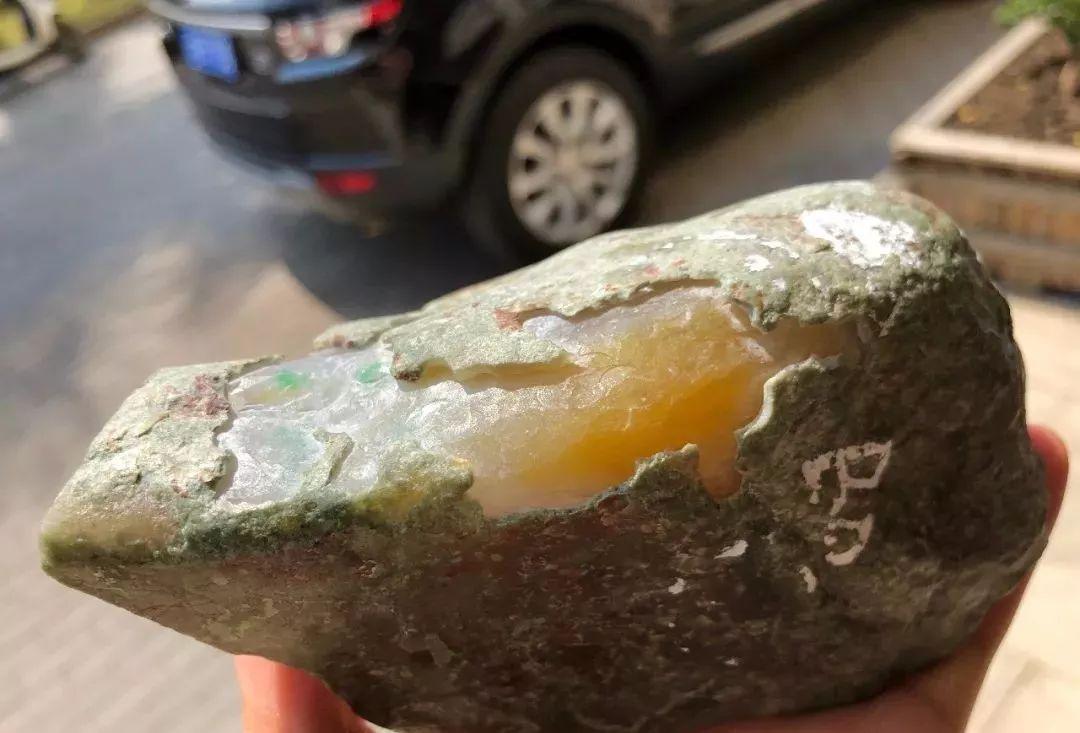 赌石小白3000拿下一块黑皮会卡料,竟擦出三色福禄寿!