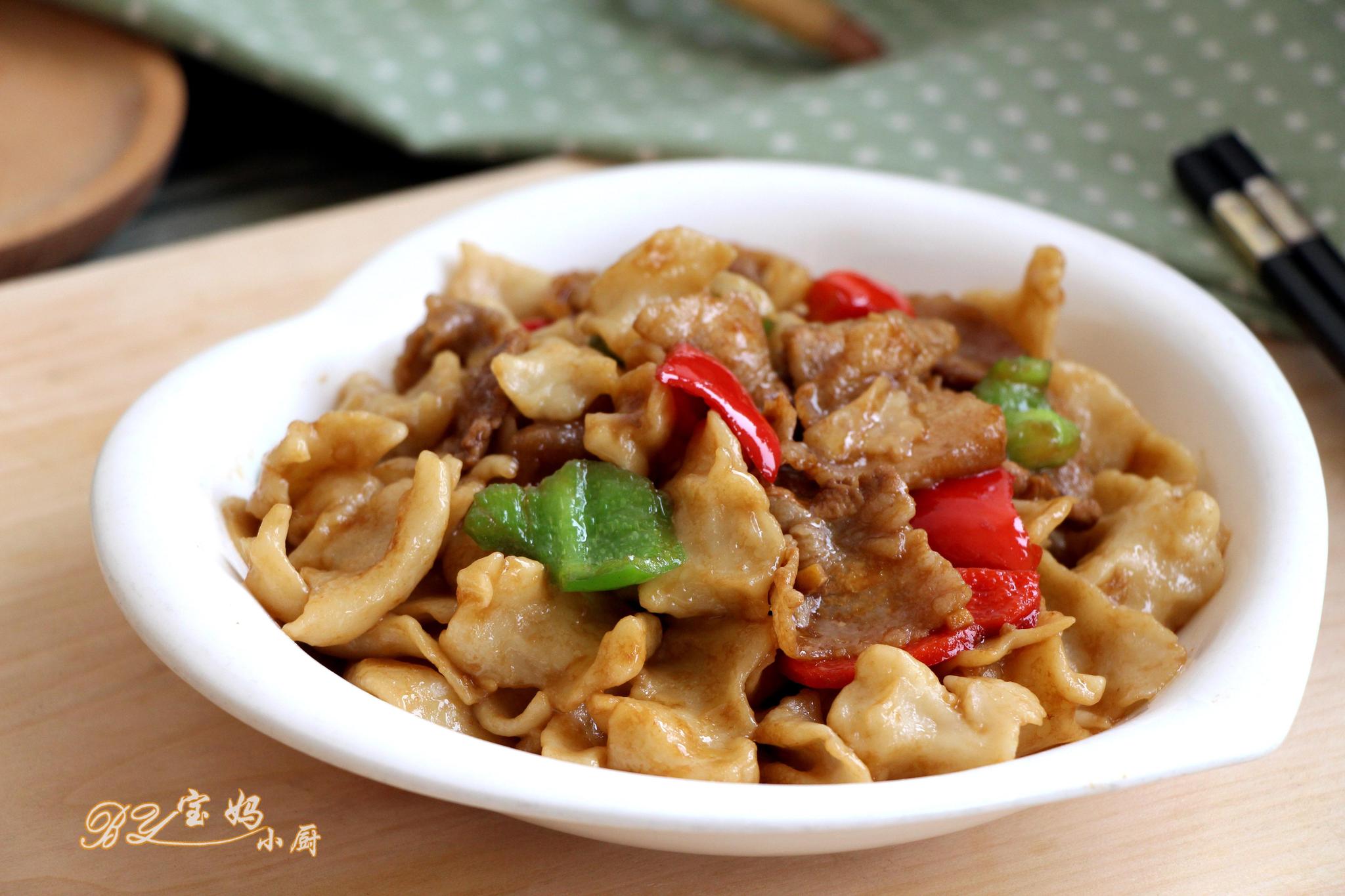 懒人餐,一块面两手一揪,一炒,老公和孩子抢着吃,做法太简单了