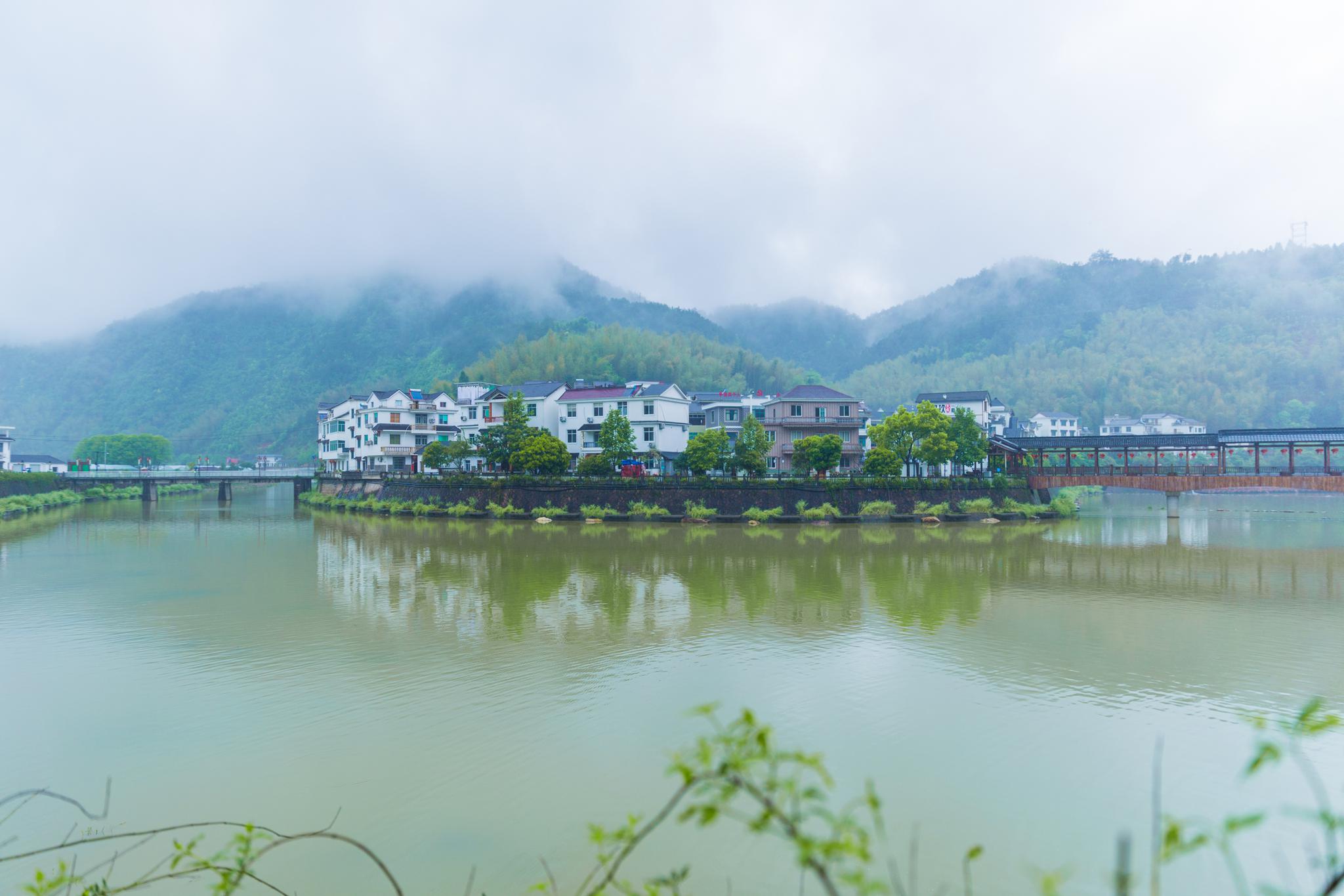 下着雨的杭州淳安下姜村空气格外的清新青山绿水民风淳朴夜幕降