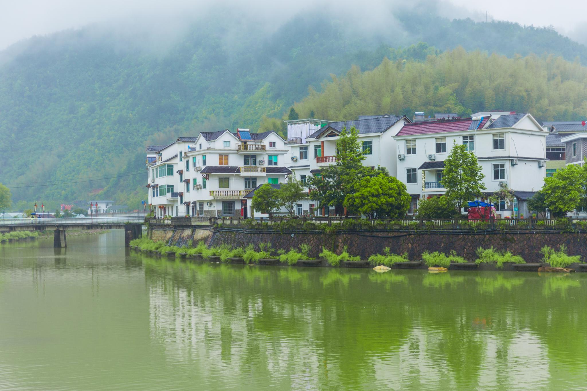 下着雨的杭州淳安下姜村空气格外的清新青山绿水/民风淳朴夜幕降