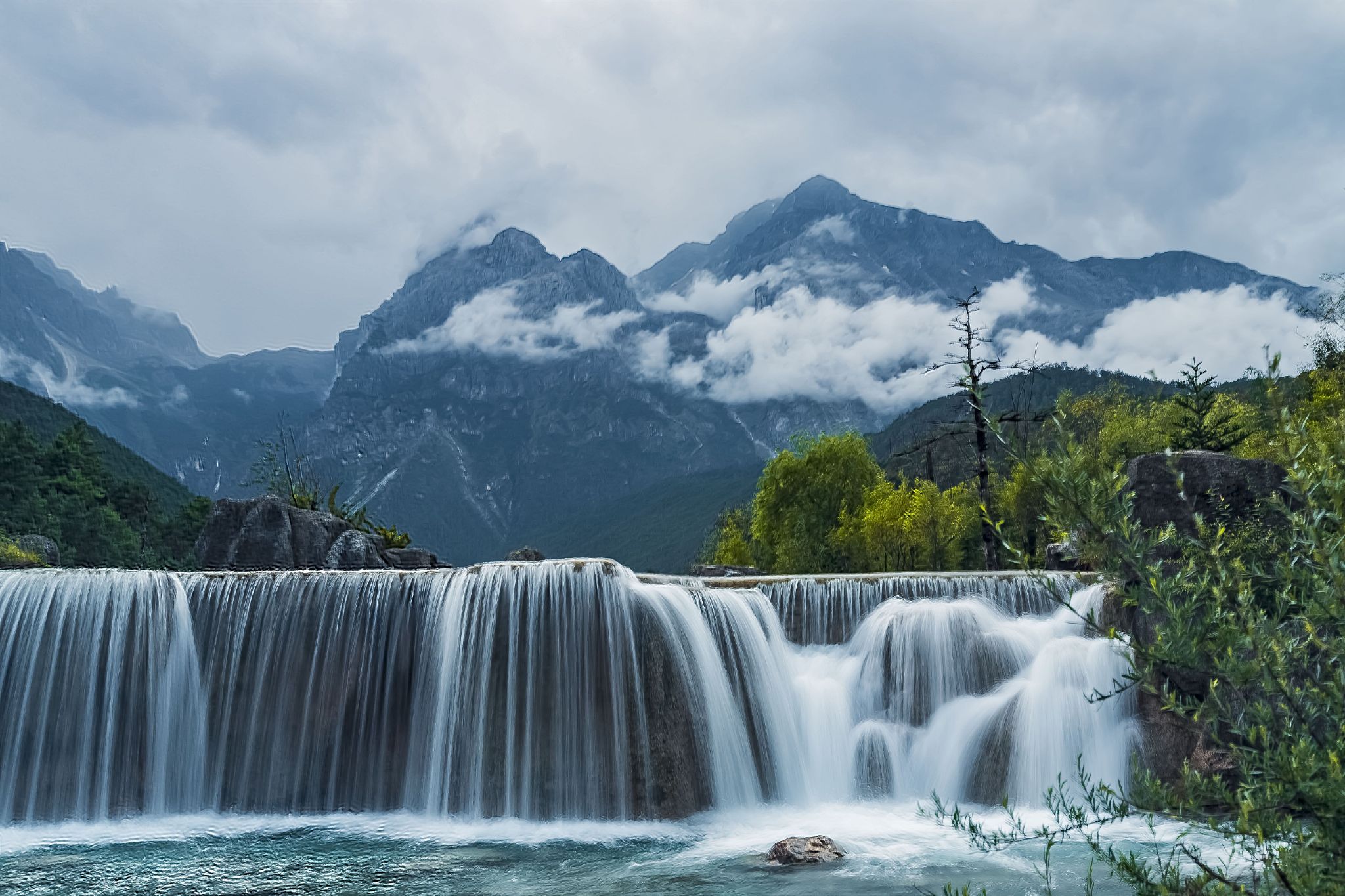 蓝月谷又叫白水河像一轮弯月镶嵌在丽江玉龙雪山下