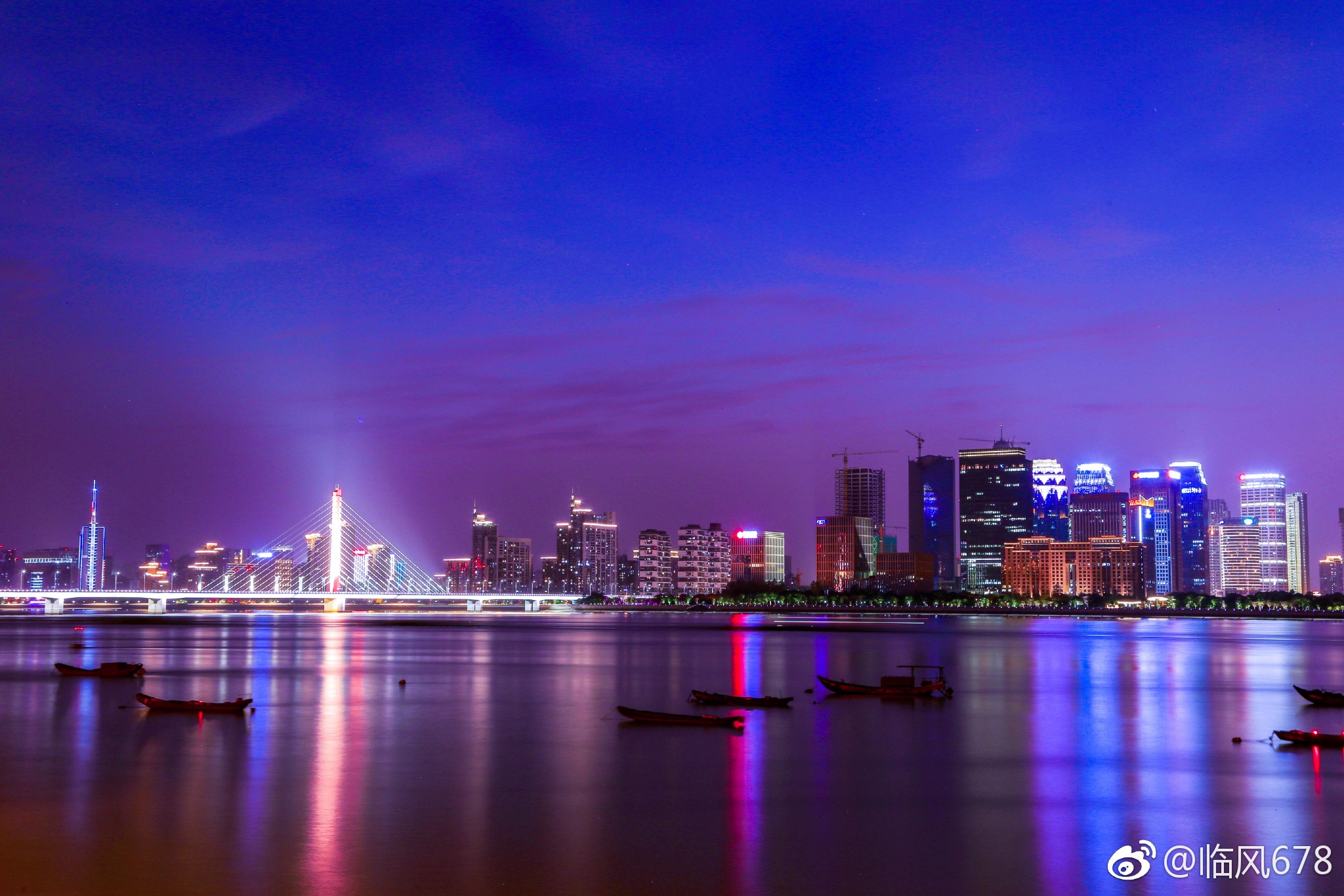 六月杭城，钱塘江之夜。