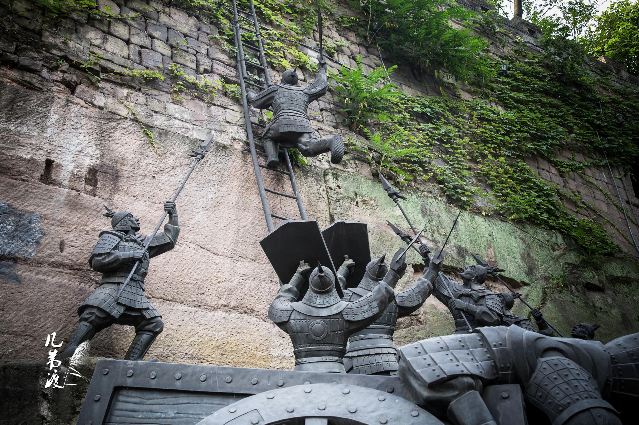 重庆古城墙原为明初所建,有十七座城门,清代康熙年间补筑