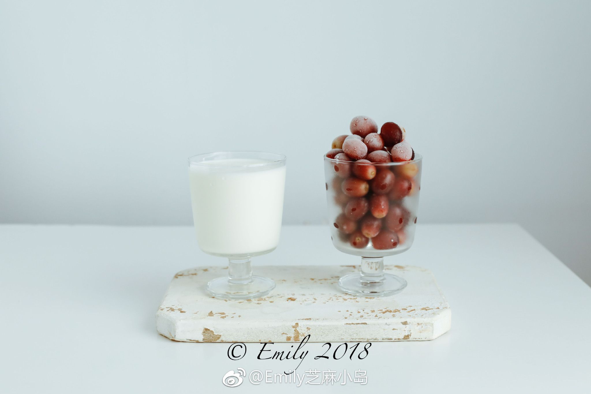 下午用破壁机做了个冰葡萄奶昔用的冷冻的无籽葡萄和酸奶