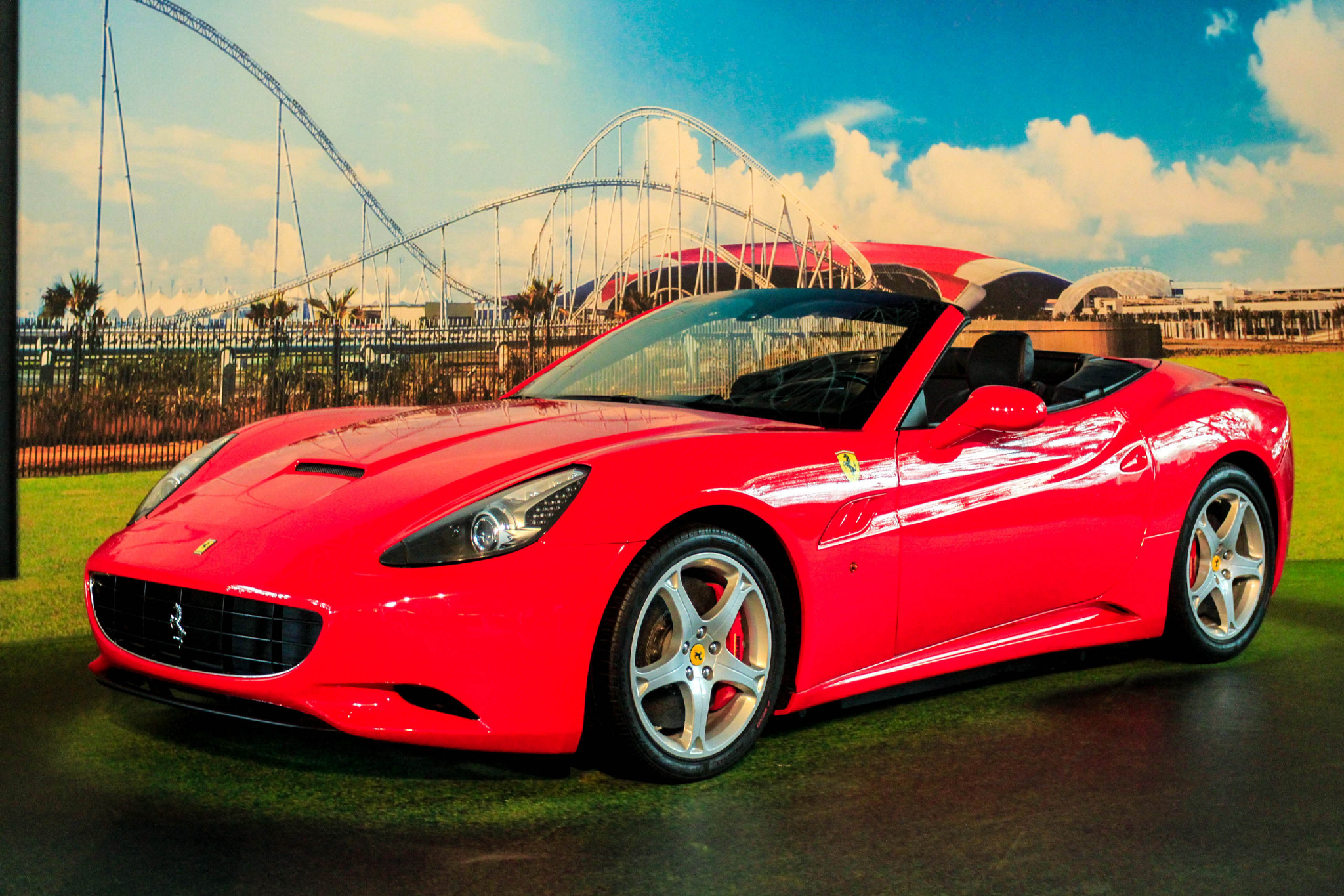 唯一的法拉利主题公园:外形就像飞碟,有世界最快的过山车-新浪汽车