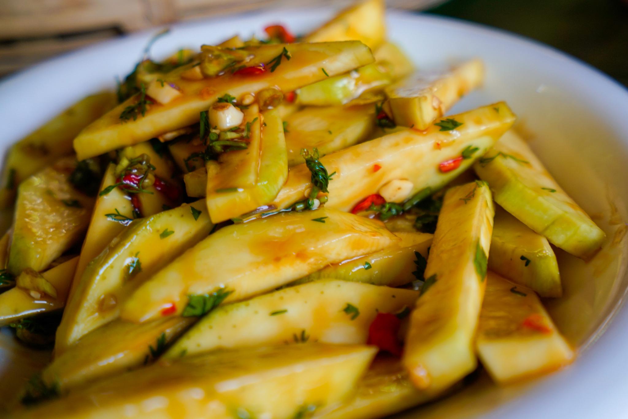 就喜欢像泰国菜里一样用酸辣的酱汁凉拌,芒果还要选用未成熟的青芒果