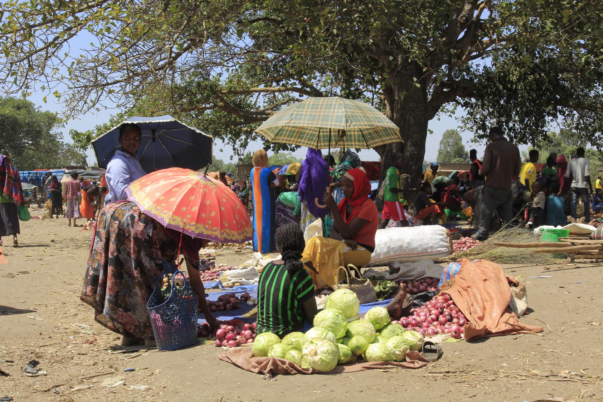 厉害了中国的拖鞋已经卖到非洲原始部落里去了