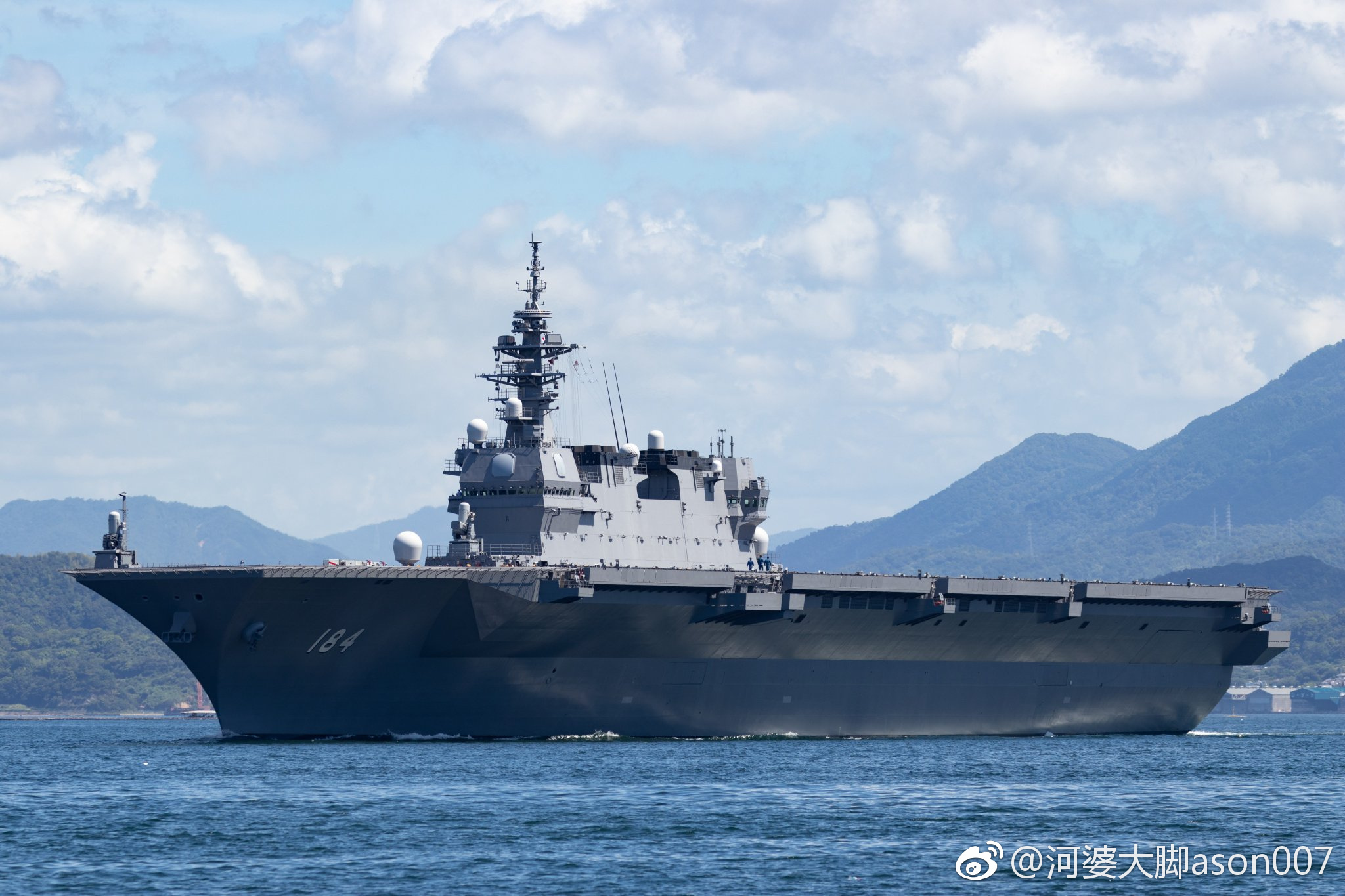 日本海自卫加贺号直升机驱逐舰电号驱逐舰及凉月号驱逐