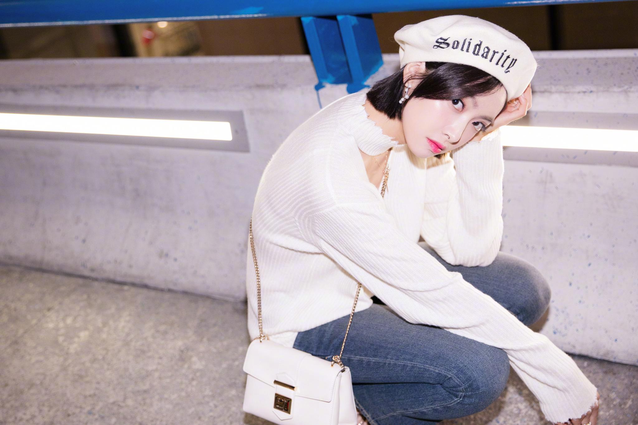 身穿r13白色针织衫,头戴itchy scratchy patchy白色贝雷帽