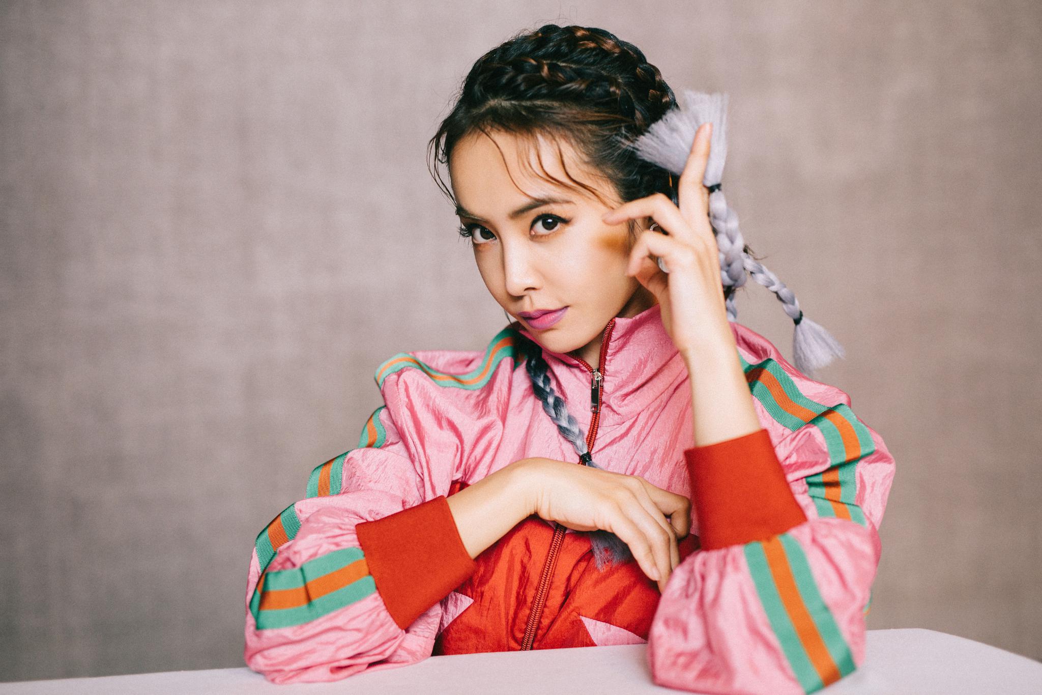 蔡依林银灰发辫,深梅唇色,魅惑又热烈的"熟李子妆"