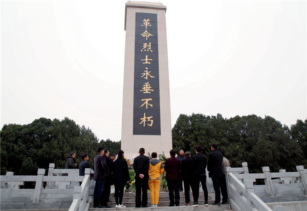 河北唐山愛心人士赴唐山市豐潤區楊家鋪烈士陵園謁陵