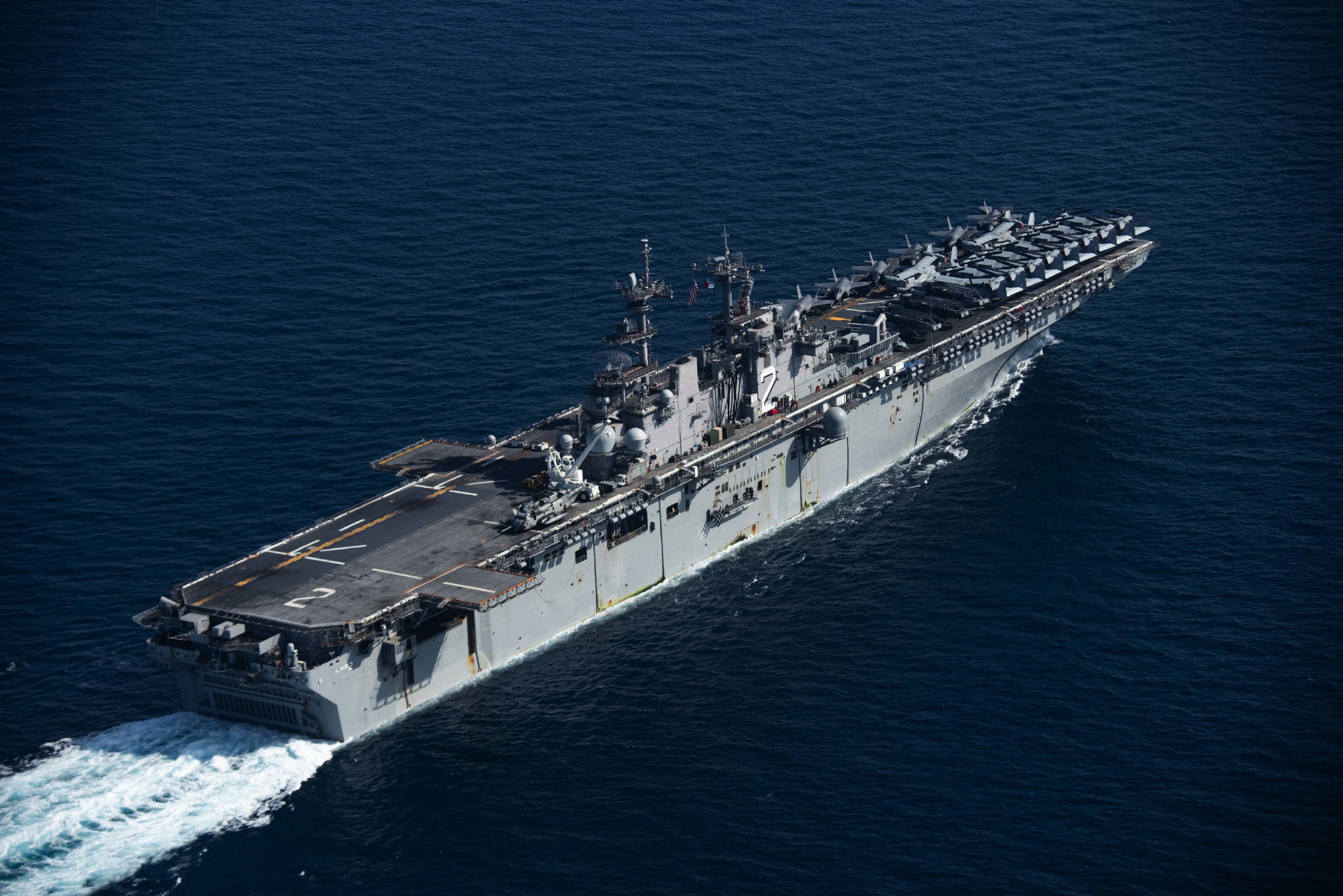 携带隐身战斗机的美国海军两栖攻击舰抵达亚丁湾