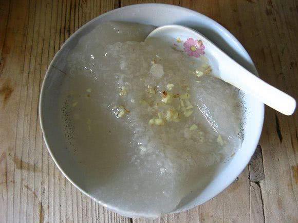 薜荔,也就是凉粉果.它不仅仅能制作我