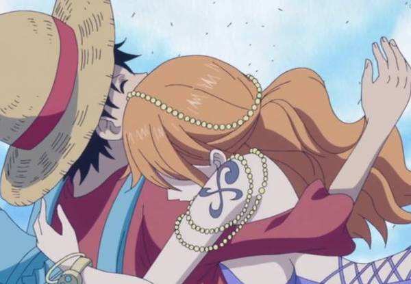 海贼王路飞亲密接触的七大美女藏在女帝衣服里将她压在身下