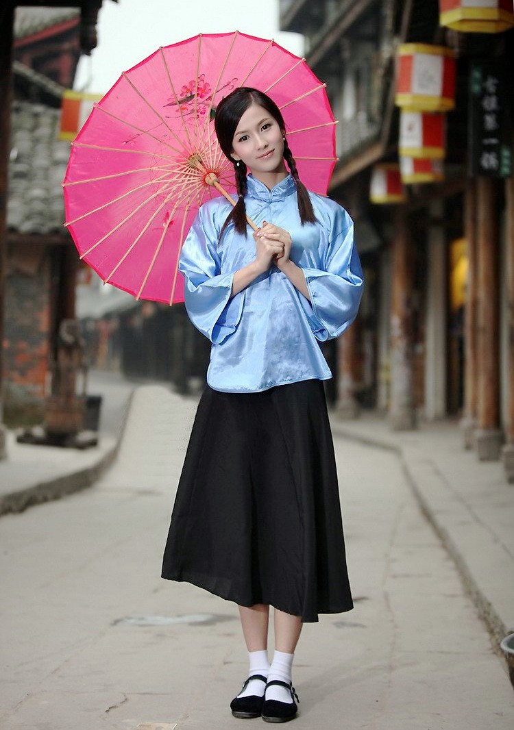 一个有着旧时代风情的小辫子姑娘