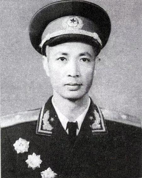 13岁参加革命,15岁负伤,革命胜利了,他从军参谋长变成了旅长