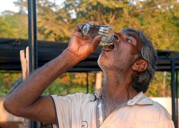 印度男子每天喝一杯牛尿,他说牛尿能治病能使皮肤变得光滑