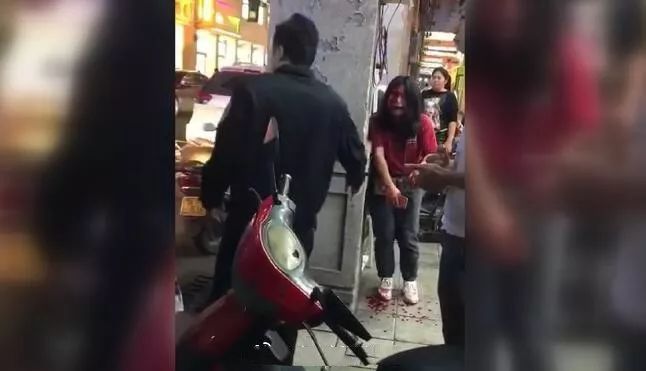 广西一女子夜市街被人拿刀追砍,血流一地!竟是因为这么一个小动作!