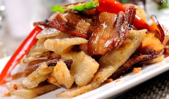 陕南农家味道:腊肉土豆片,隔着屏幕都闻到香味了