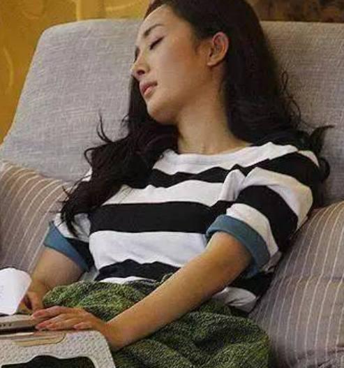 杨洋 很多男神是平时看着光鲜亮丽,但是有时候累到睡着真的是不顾