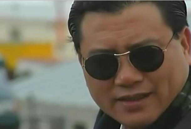 他是80年代叱诧影坛的大哥,红过刘德华,如今却沦落到酒吧卖唱!