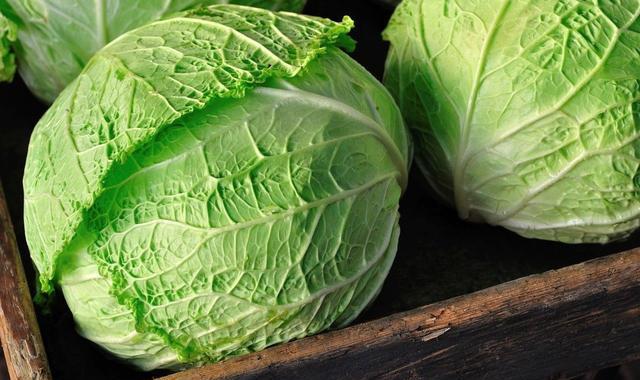 卷心菜又叫刚白菜,我们在挑菜的时候要掂一下,有水分而且分量重,我们