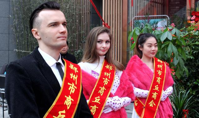 郑州一烩面馆开业,不仅有老外当服务员,还有这道菜绝了!