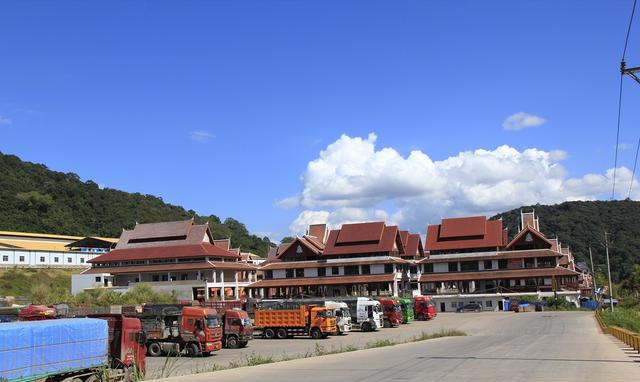 大家都知道,中国地图如雄鸡般,磨憨口岸就在西南部最顶端,在雄鸡底Ζ