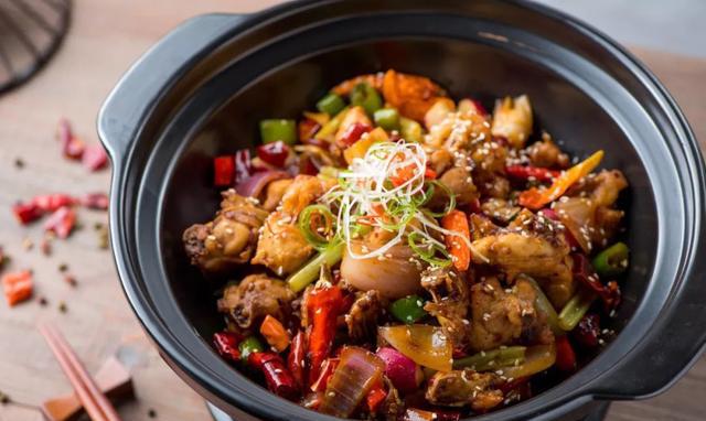 香辣干锅鸡煲 都说无鸡不成宴 来到拾椒, 少了香辣干锅鸡煲是不完整的