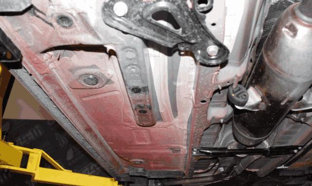 丰田卡罗拉现场拆车,看到这底盘,车主:有点不敢相信