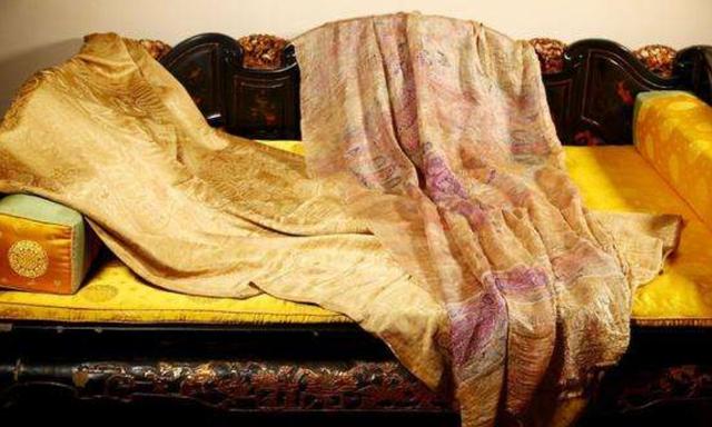 盗墓贼随手丢弃的乾隆裹尸布拍出13亿天价凭什么那么值钱