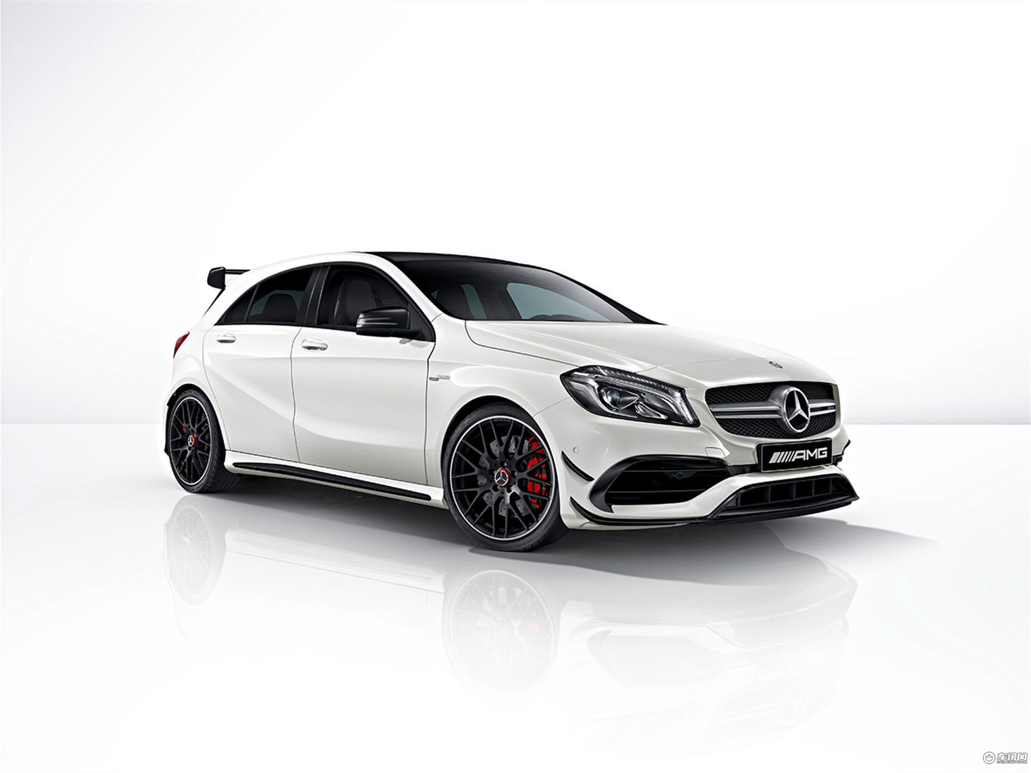 梅赛德斯-奔驰a45 amg在原厂级别的钢炮中动力可以算得上数一数二的