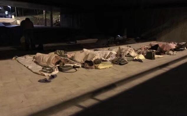 郑州一桥下睡满百名民工: 鞋子当枕头, 一张凉席当床