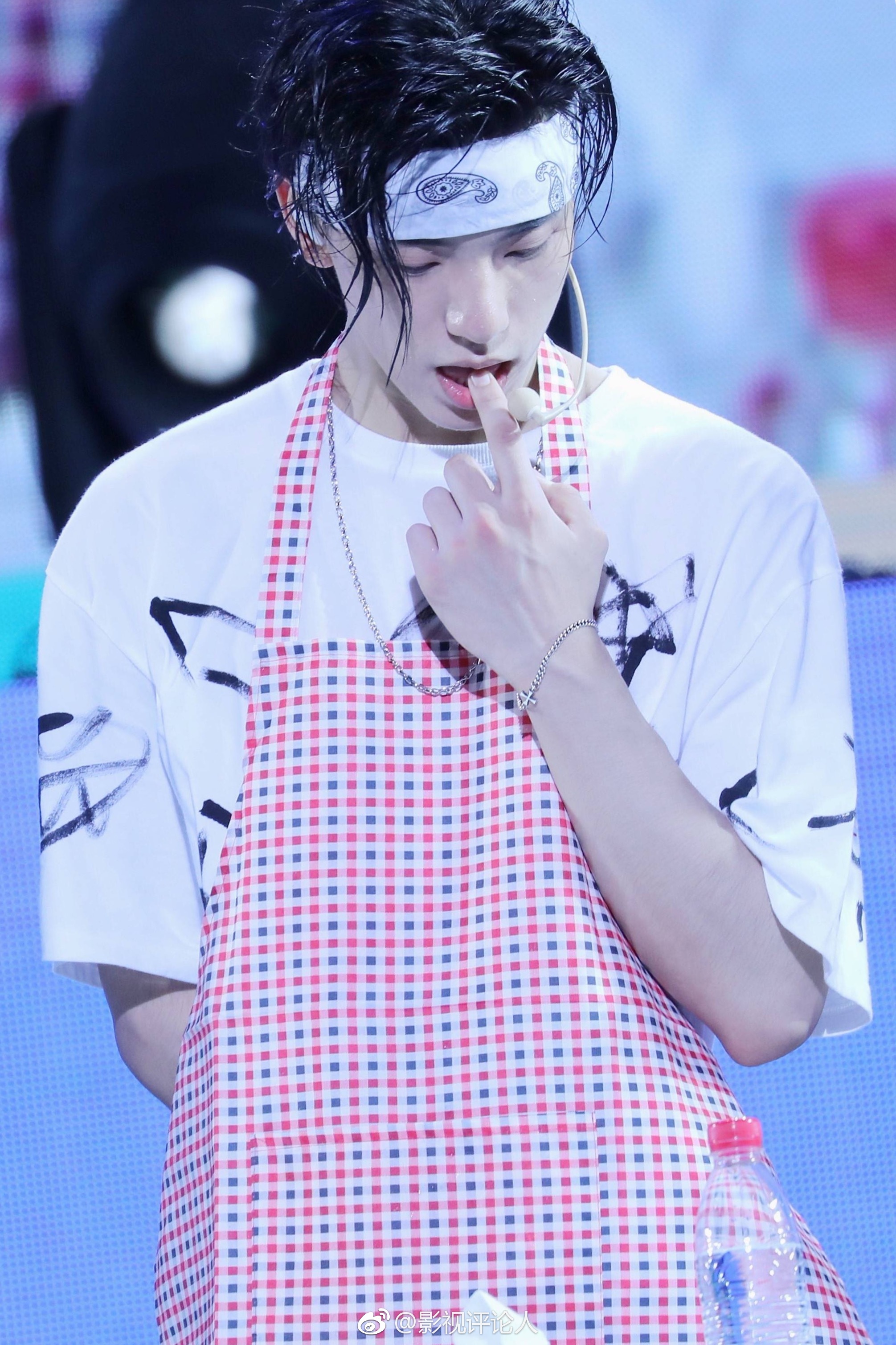 男星 吃手|蔡徐坤|王一博|朱一龙_新浪新闻