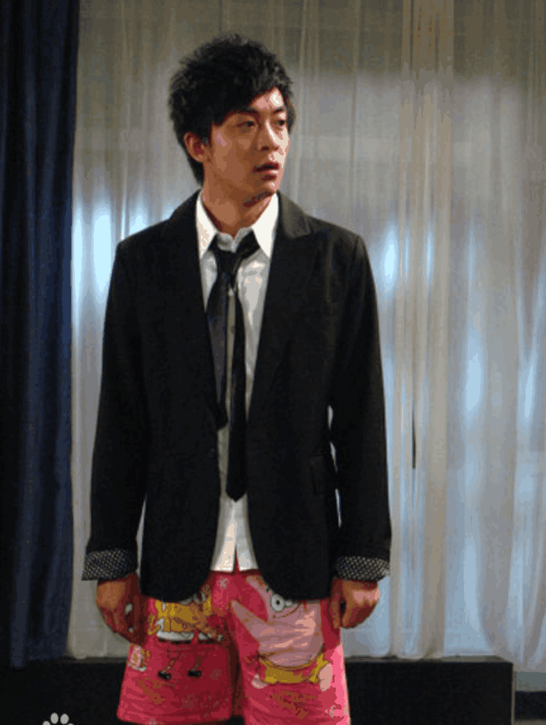 们拍了热门的《爱情公寓》,李佳航原本只是客串了"一个上厕所的张伟"