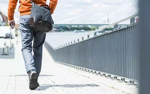 1 走路如龟 走路姿态看起来很稳,气定神闲.