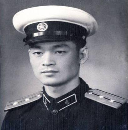 他是开国上将之子 本是共和国的舰艇长 却因替父行孝宁为布衣